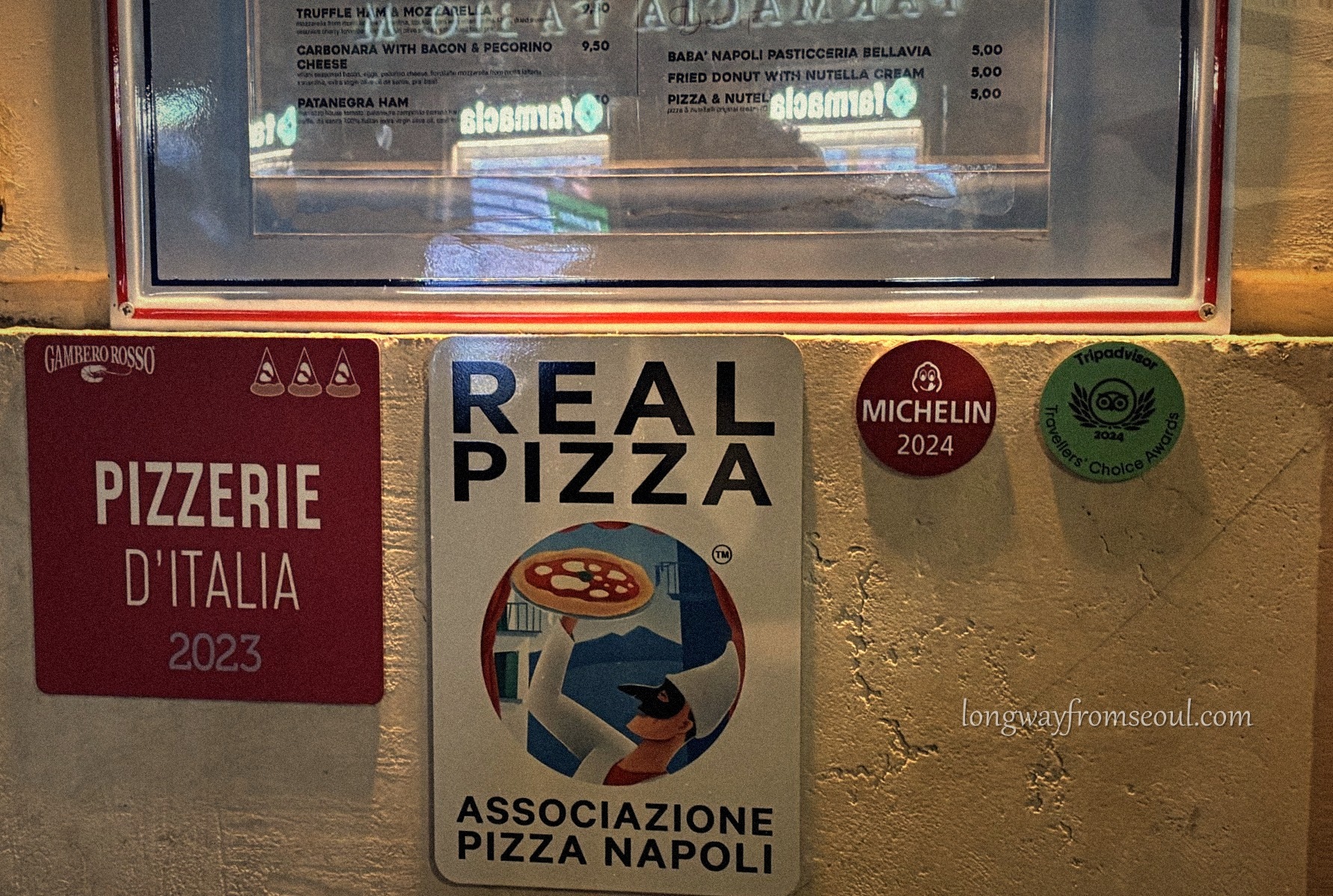 Michelin 2024 and Associazione Pizza Napoli plaques at a Rome pizzeria
